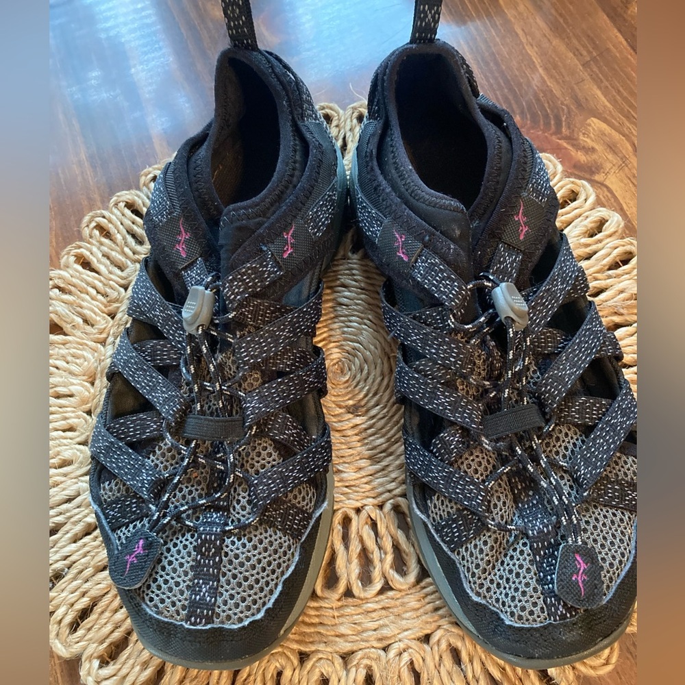 Women’s Chaco Outcross EVO 1 Black w/Pink Slip on Outdoor Trail Shoes, size 7.5